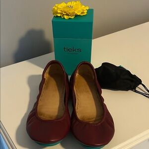 Size 10 Burgundy Tieks ballet flats with shoe covers, box and flower